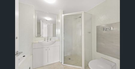 Spacious & Bright 2 Bedroom Apartment in Sought After Bronte Building - Photo 4