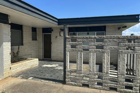 MODERN FAMILY HOME WITH SPACIOUS OUTDOOR LIVING - Photo 4