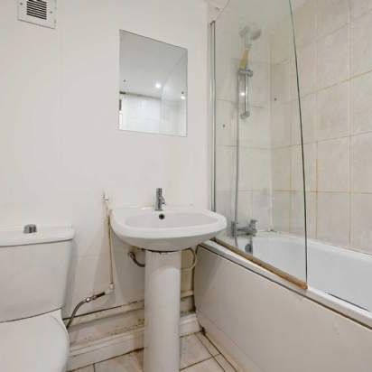 3 bedroom property to rent in London - Photo 1