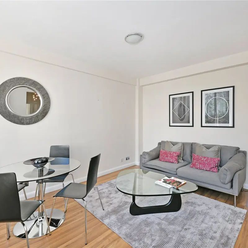 1 bedroom flat in London - Photo 1