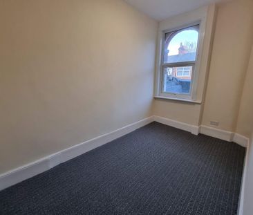 2 Bed Flat, Charlton Church Lane, SE7 - Photo 2