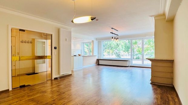 Centraal gelegen gerenoveerd 3-slaapkamerappartement met 2 terrassen - foto 1
