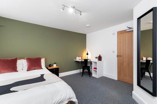 4 bedroom flat to rent - Photo 1