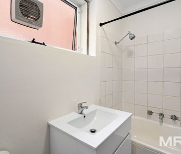 Stylish apartment in prime Richmond location - Photo 3