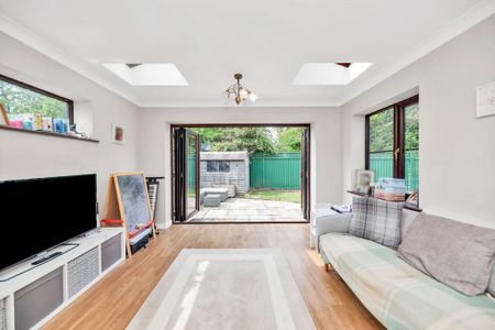 5 bedroom detached house to rent - Photo 2