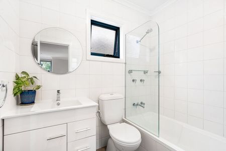 Superb Furnished Split-Level Apartment In Great Location - Deposit Paid - Photo 5
