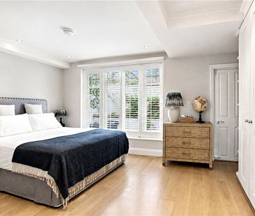 A stunning five double bedroom family Lion House refurbished to high standard ideally located on this residential road. EPC rating C - Photo 3