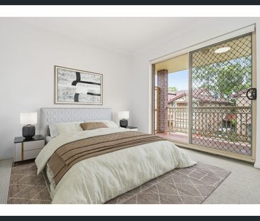 Modern, Spacious & Fully Refreshed Townhouse in Prime Location - Photo 3