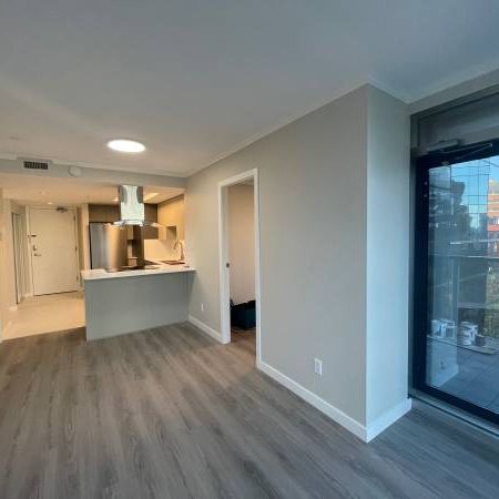 Beautifully Renovated in the great neighbourhood. New Appliances! - Photo 3