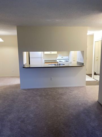 Condo in Glastonbury Neighbourhood - Photo 2