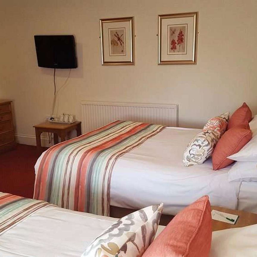 Former Hotel, now Contractor Accommodation, Ensuite Rooms by the Week SPR-009-10 - Photo 1