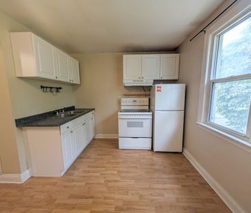 All Inclusive 2 Bedroom Upper Unit in St. Catharines!! - Photo 3