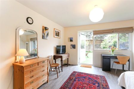 St. Andrews Square, London, W11 ground floor flat to rent - Photo 3