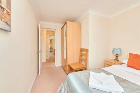 2 bedroom flat in Evelyn Road - Photo 5