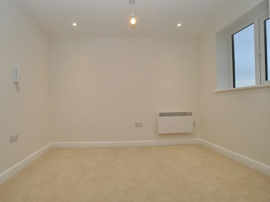 Flat to rent on - Photo 1