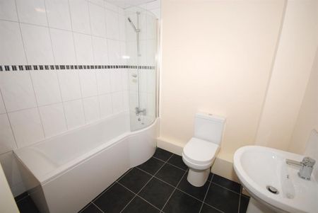 2 bedroom Flat To Let - Photo 3