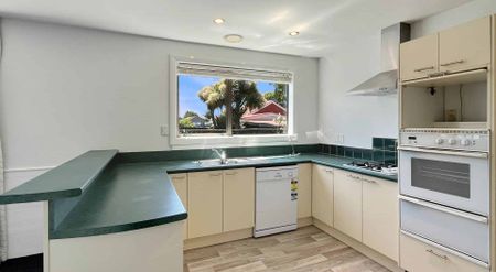 SOCKBURN – 3 BEDROOM NEWLY RENOVATED HOME, HEATPUMP, LARGE BACK YARD, MODERN BATHROOM - Photo 3