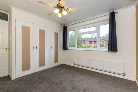 4 bedroom detached house to rent - Photo 3