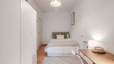 Room in a shared 10-bedroom apartment for rent in la Dreta de l'Eixample perfect for professionals. - Foto 2