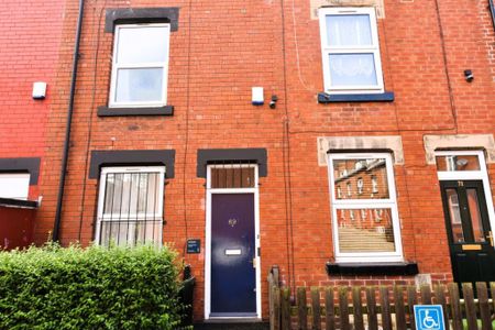 5 bedroom House in Harold Grove, Leeds - Photo 2