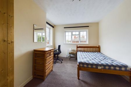 4 bedroom House To Let - Photo 2