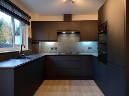 4 bedroom detached house to rent - Photo 3