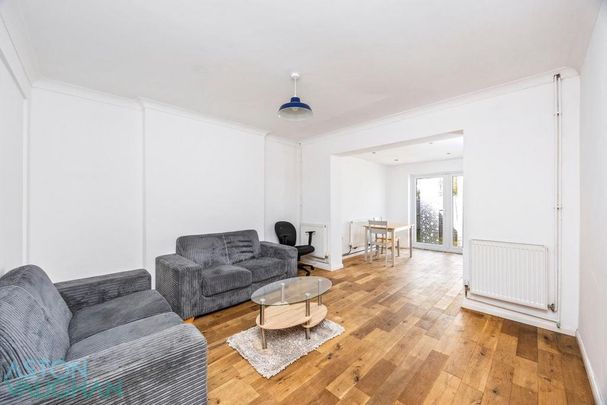 4 bedroom end of terrace house to rent - Photo 1