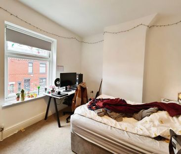 4 bedroom end of terrace house to rent - Photo 5