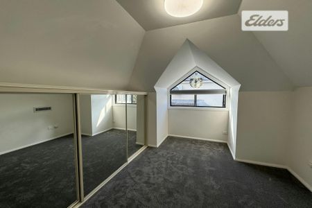 MODERN TOWNHOUSE - Photo 2
