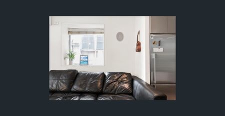 FURNISHED EXECUTIVE STYLE ONE BEDROOM APARTMENT WITH 2 CARSPACES - Photo 5