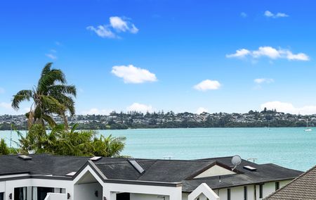 Exceptional 5-Bedroom Home in Prime Farm Cove Location - Photo 4