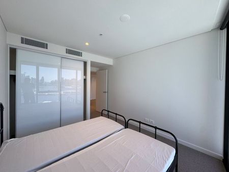 2 Bedroom, 2 Bathroom Apartment with Carpark – Prime South Wharf Location! - Photo 2