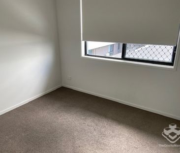 3 BEDROOM TOWNHOUSE - 2 Car, Air Cons, Pets Welcome - Photo 2