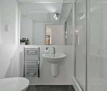 A beautifully presented and fully-furnished super studio apartment ... - Photo 1