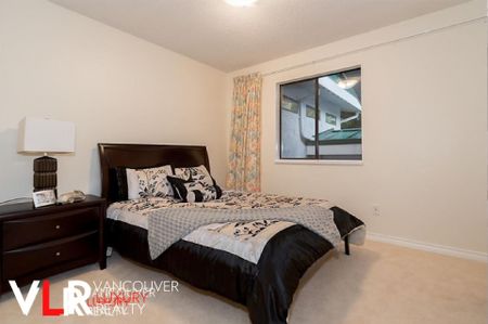 House in West Vancouver, BC - Photo 5