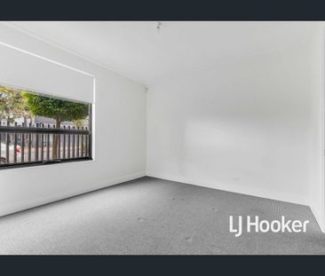 THIS ONE'S A WINNER! 4 BEDROOM EXECUTIVE RESIDENCE - Photo 2