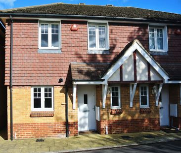 Reading Road, Basingstoke - Photo 1