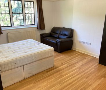 Bedsit, Very Near South Side The Common Area, W5 - Photo 2