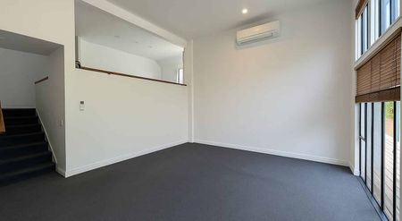 Modern Three-Storey Townhouse with Garage Parking on The Terrace - Photo 2