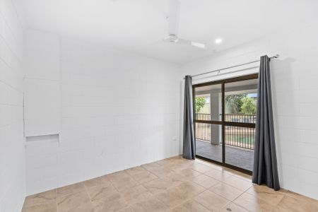 SPACIOUS FAMILY HOME WITH A POOL! - Photo 4
