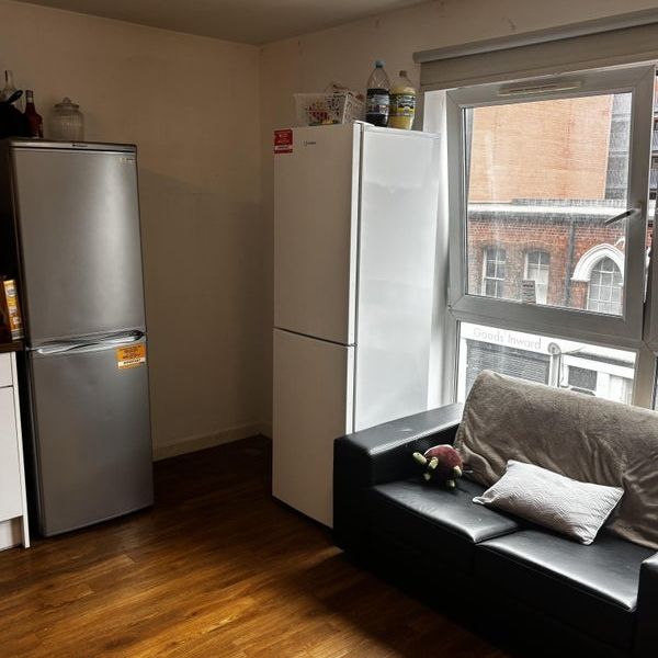 Room in a Shared Flat, Canalside, B19 - Photo 1