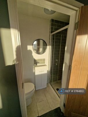 5 bedroom semi-detached house to rent - Photo 1