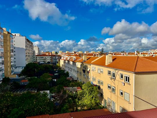 🏡 Arrenda-se Apartamento T4 em Alvalade – Remodelado | Com Garagem + 1 Estacionamento 🚗 - Photo 1