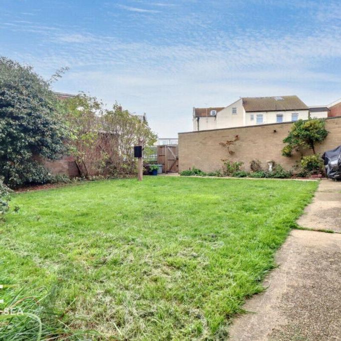 3 bedroom flat to rent - Photo 1