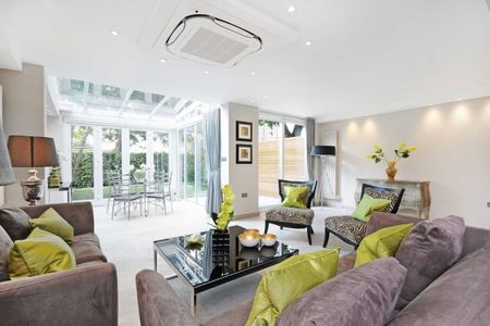 4 bedroom end of terrace house to rent - Photo 2