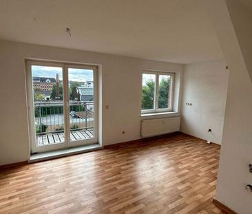 Großzügige DG 2-Zimmer mit Laminat, EBK, Balkon und Wannenbad! - Foto 1