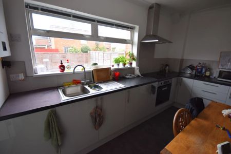 To Rent Markham Road, Winton, Bournemouth, BH9 £2,250 pcm Tenancy Info - Photo 5