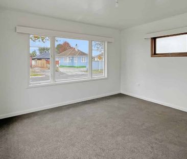 ROSLYN - 3 BEDROOM - Photo 3
