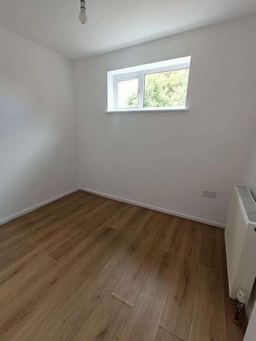 Waterloo Road, SO15 - Photo 3