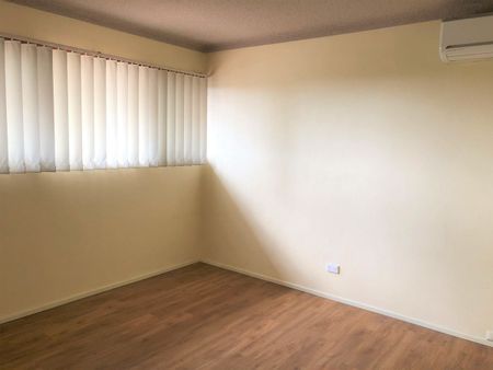 Three Bedroom Townhouse with Air Conditioning - Photo 2